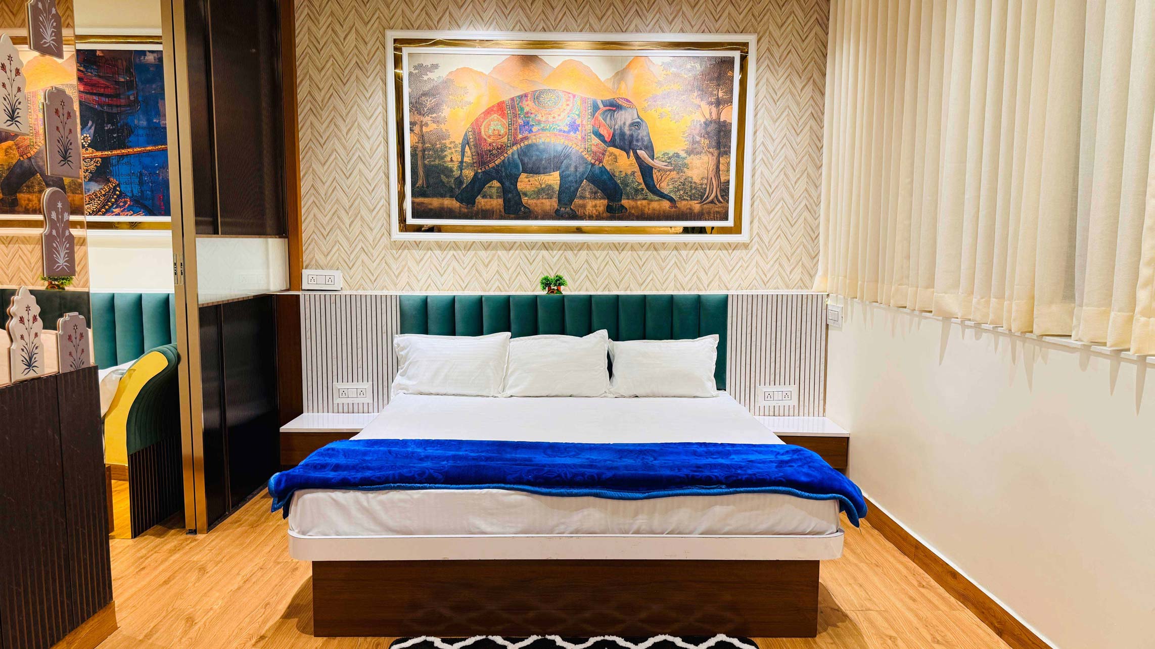 Grand Family Suite - Living & Dining Room